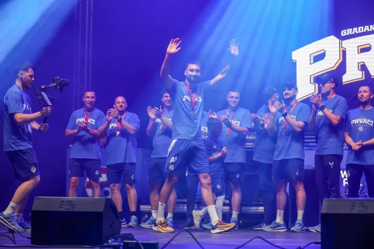 Slavlje se preselilo ispred stadiona, provjerite &scaron;to su sve dinamovci radili