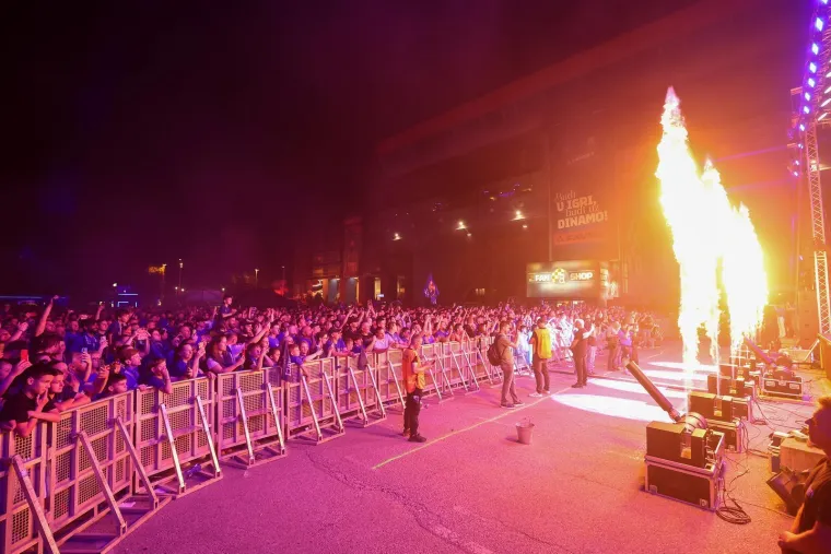 Slavlje se preselilo ispred stadiona, provjerite &scaron;to su sve dinamovci radili