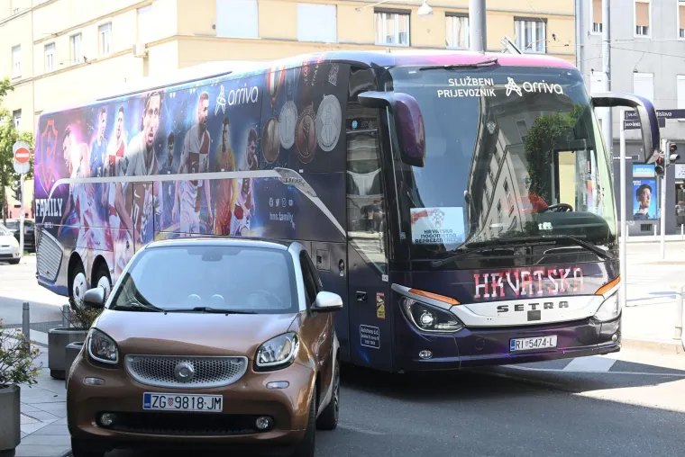 Pogledajte pilu u kojoj je Vatreni stigao na okupljanje! Pažnju privukao i autobus reprezentacije