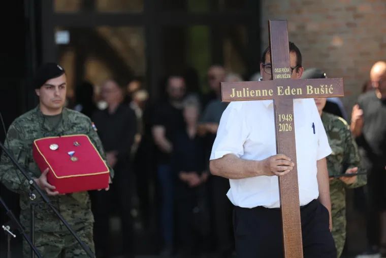 Posljednji ispraćaj Julienne Bu&scaron;ić: Brojni poznati do&scaron;li su se oprostiti