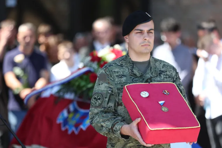 Posljednji ispraćaj Julienne Bu&scaron;ić: Brojni poznati do&scaron;li su se oprostiti