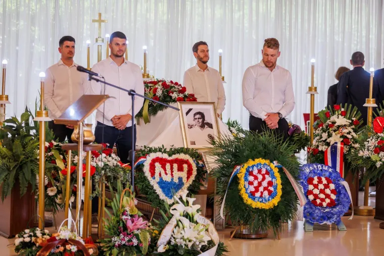 'Poljud je plakao!' Emotivan opro&scaron;taj legende Hajduka: Ispratilo ga more ljudi