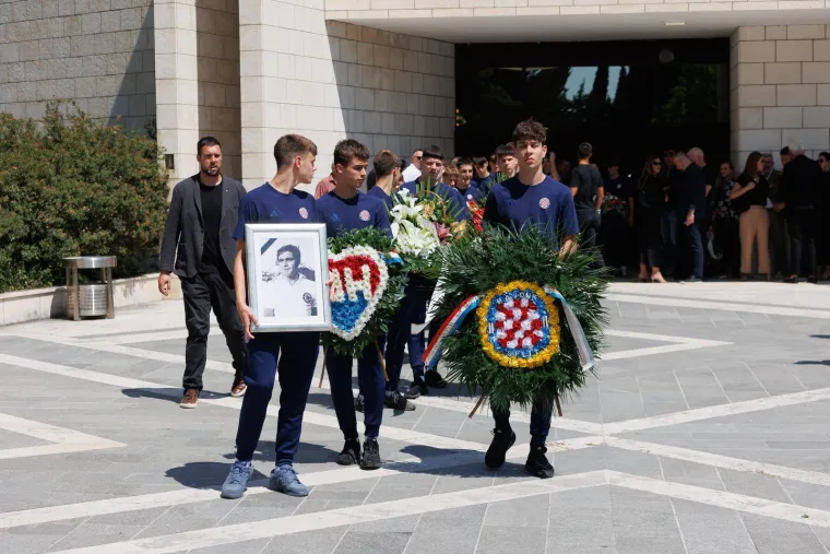 'Poljud je plakao!' Emotivan opro&scaron;taj legende Hajduka: Ispratilo ga more ljudi
