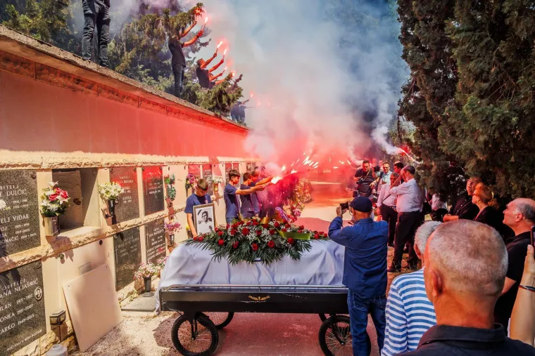 'Poljud je plakao!' Emotivan opro&scaron;taj legende Hajduka: Ispratilo ga more ljudi