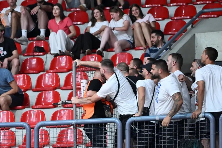 Kaos u Draženovu domu! Navijači krenuli jedni na druge, specijalci spriječili totalni obračun