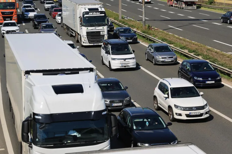 Gužve, kolone, prometne nesreće i ulje na cesti: HAK izdao upozorenje