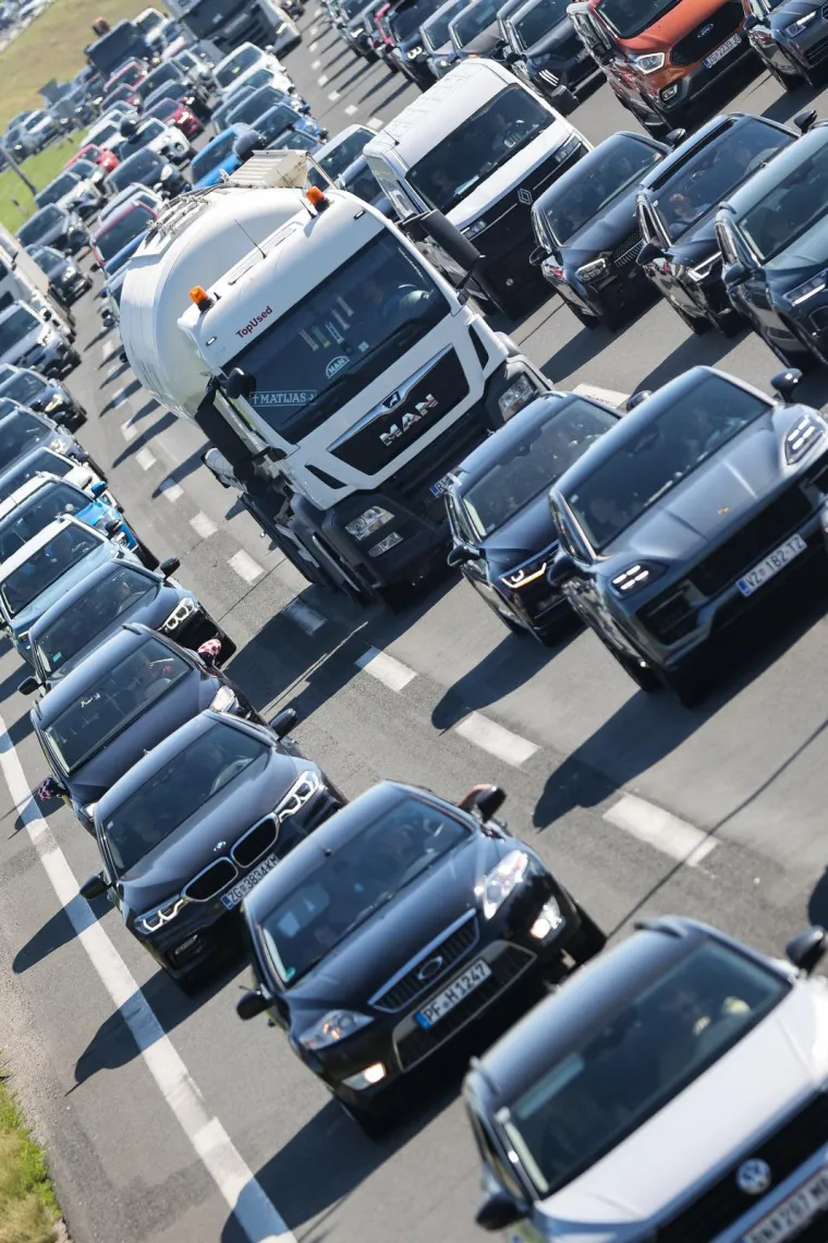 Gužve prema Jadranu: Kolone vozila protežu se kilometrima