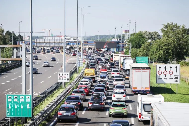 Gužve prema Jadranu: Kolone vozila protežu se kilometrima