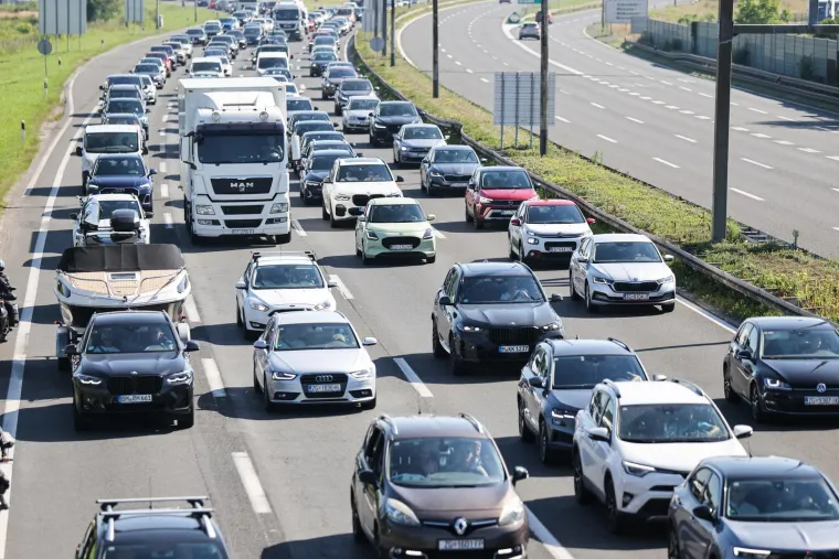 Gužve prema Jadranu: Kolone vozila protežu se kilometrima