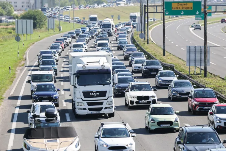 Gužve prema Jadranu: Kolone vozila protežu se kilometrima