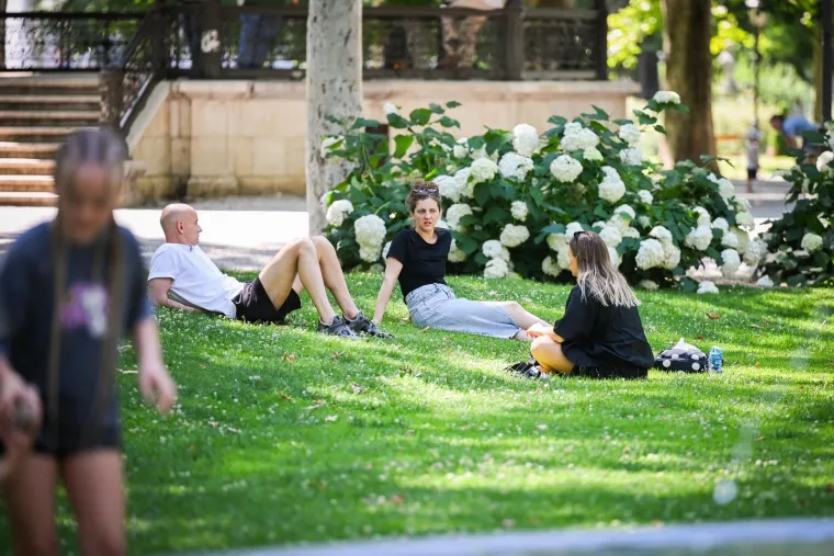 Paklene vrućine, a plaže se pune: Pogledajte kako je izgledao prvi dan ljeta diljem Hrvatske