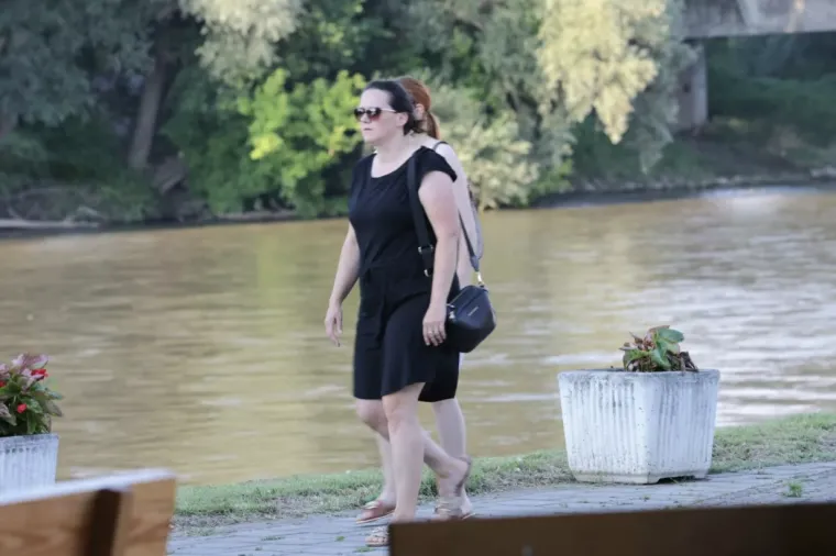 Dok su mnogi tražili predah uz Muru, brineta u bijeloj kombinaciji pro&scaron;etala se kao modnom pistom