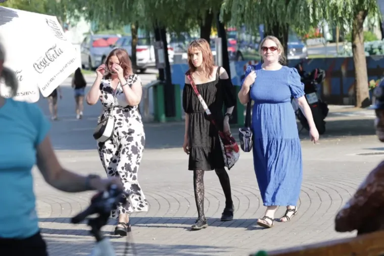 Dok su mnogi tražili predah uz Muru, brineta u bijeloj kombinaciji pro&scaron;etala se kao modnom pistom