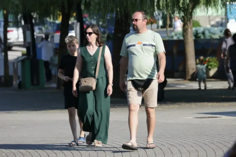 Dok su mnogi tražili predah uz Muru, brineta u bijeloj kombinaciji pro&scaron;etala se kao modnom pistom