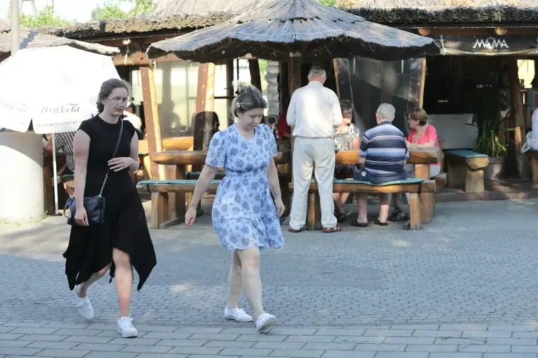 Dok su mnogi tražili predah uz Muru, brineta u bijeloj kombinaciji pro&scaron;etala se kao modnom pistom