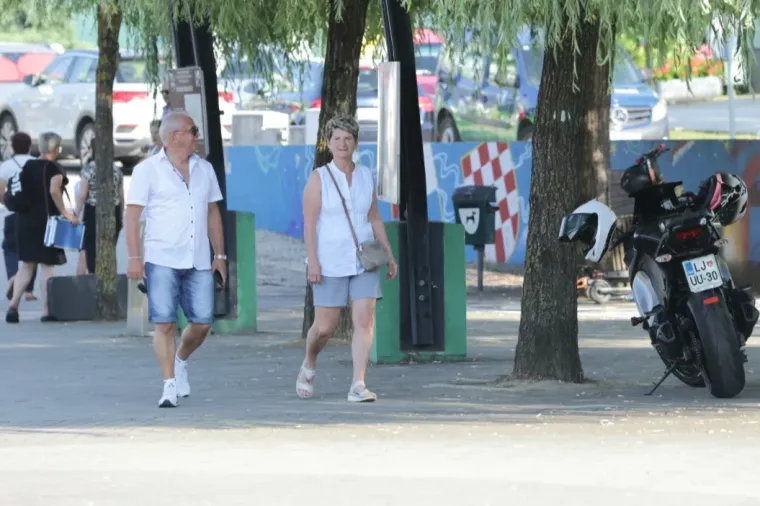 Dok su mnogi tražili predah uz Muru, brineta u bijeloj kombinaciji pro&scaron;etala se kao modnom pistom