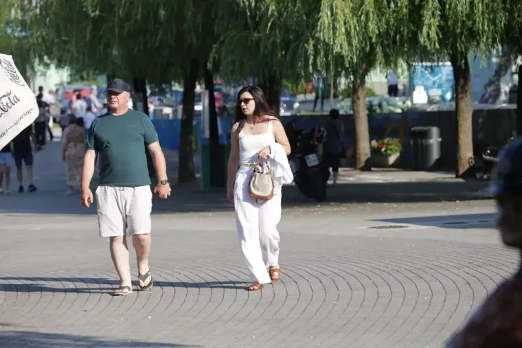 Dok su mnogi tražili predah uz Muru, brineta u bijeloj kombinaciji pro&scaron;etala se kao modnom pistom
