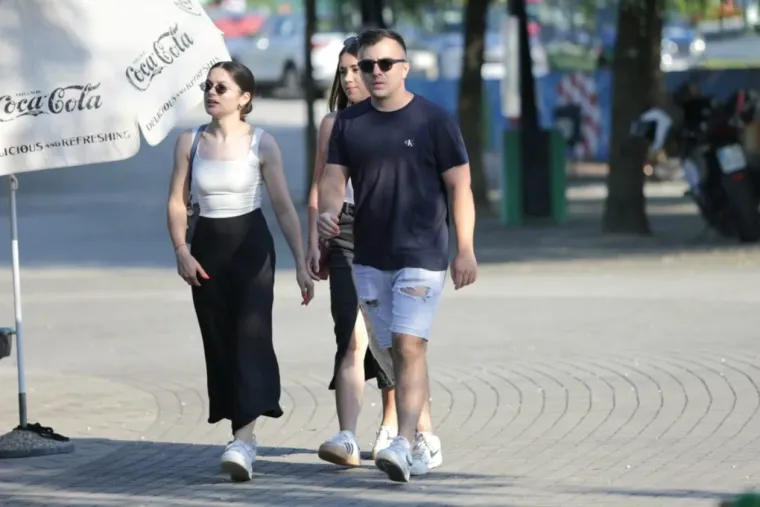 Dok su mnogi tražili predah uz Muru, brineta u bijeloj kombinaciji pro&scaron;etala se kao modnom pistom