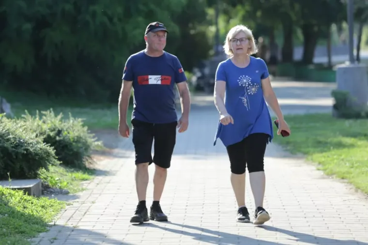 Dok su mnogi tražili predah uz Muru, brineta u bijeloj kombinaciji pro&scaron;etala se kao modnom pistom