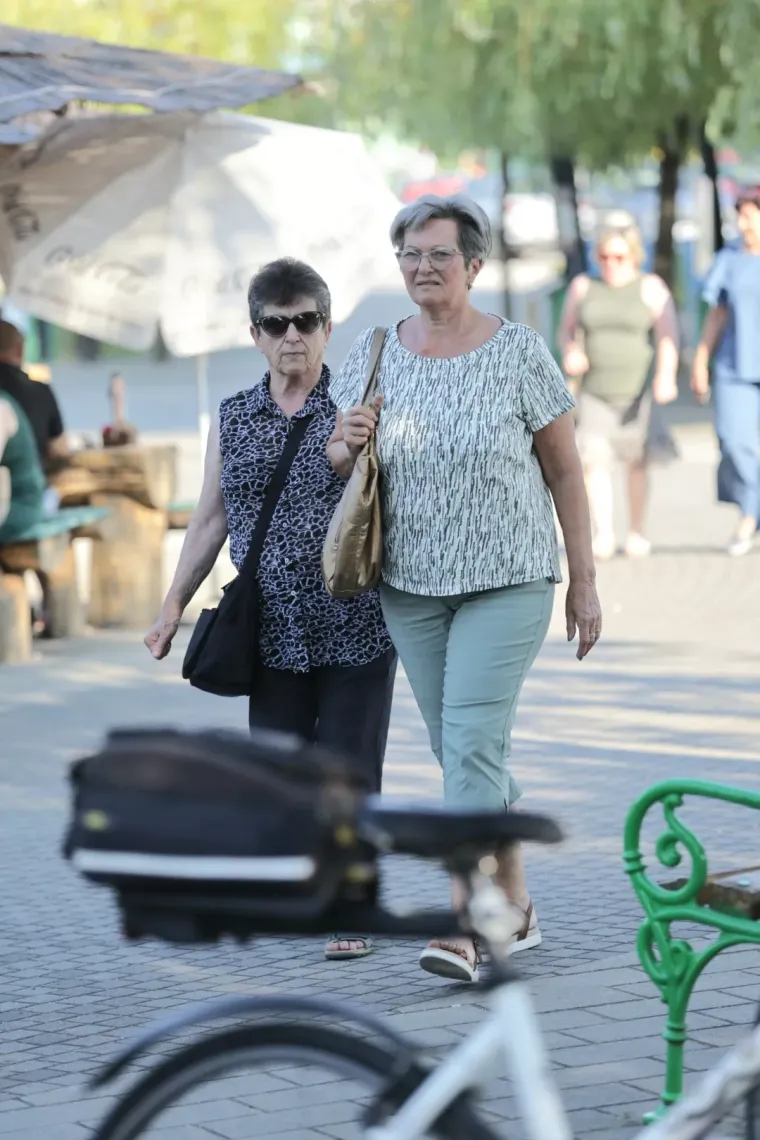 Dok su mnogi tražili predah uz Muru, brineta u bijeloj kombinaciji pro&scaron;etala se kao modnom pistom
