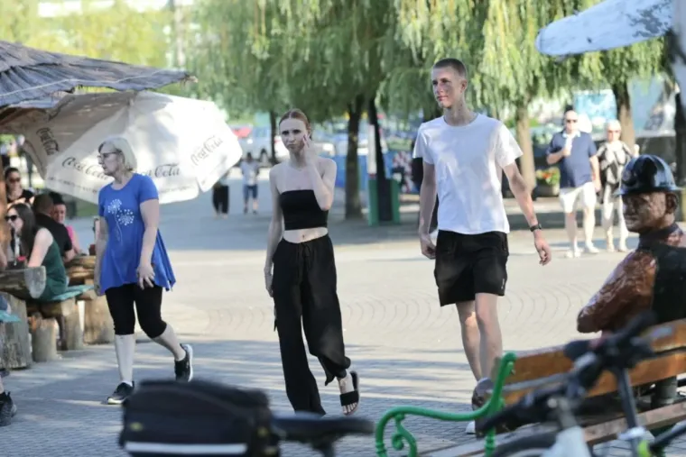 Dok su mnogi tražili predah uz Muru, brineta u bijeloj kombinaciji pro&scaron;etala se kao modnom pistom