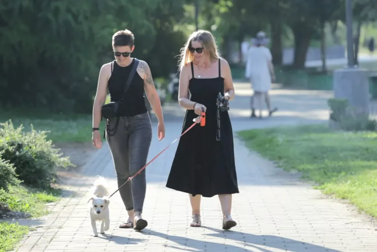 Dok su mnogi tražili predah uz Muru, brineta u bijeloj kombinaciji pro&scaron;etala se kao modnom pistom