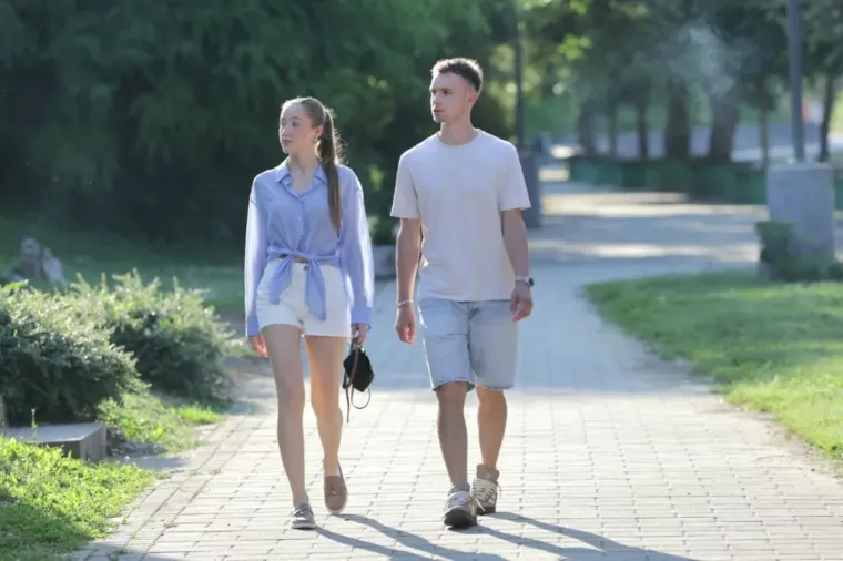 Dok su mnogi tražili predah uz Muru, brineta u bijeloj kombinaciji pro&scaron;etala se kao modnom pistom