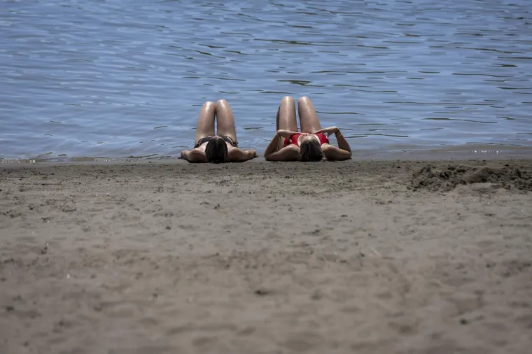 Spas od paklenih vrućina prona&scaron;li na Dravi: Ovako Osječani provode neradni ponedjeljak