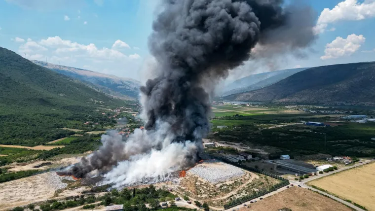 Apokaliptični prizori iznad Mostara: Eksplozije i gusti dim progutali deponij, poznat uzrok požara?