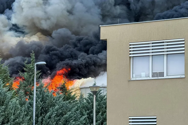 Apokaliptični prizori iznad Mostara: Eksplozije i gusti dim progutali deponij, poznat uzrok požara?