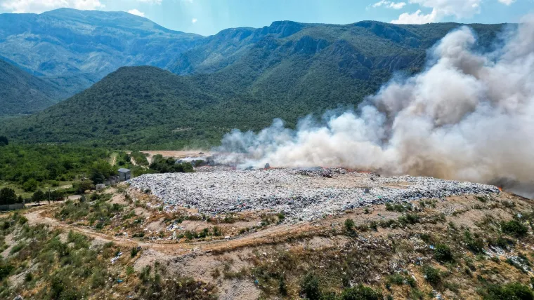 Apokaliptični prizori iznad Mostara: Eksplozije i gusti dim progutali deponij, poznat uzrok požara?
