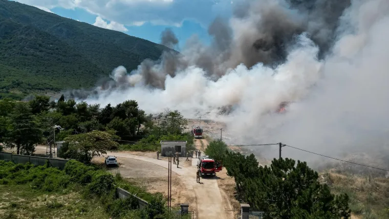 Apokaliptični prizori iznad Mostara: Eksplozije i gusti dim progutali deponij, poznat uzrok požara?