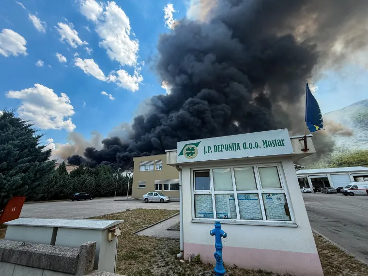 Apokaliptični prizori iznad Mostara: Eksplozije i gusti dim progutali deponij, poznat uzrok požara?