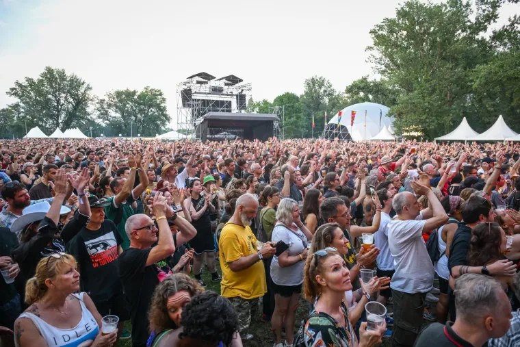 Pogledajte kako je bilo na prvom danu INmusica: Zgodne djevojke, poljupci i grmljavinski pljusak