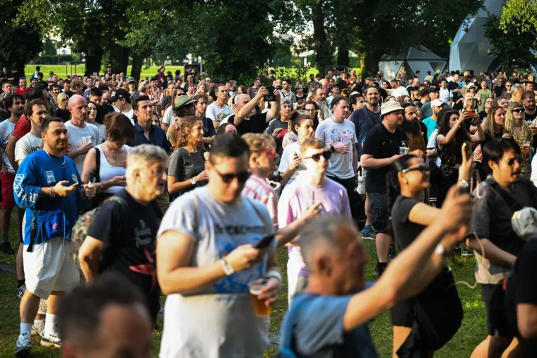 Pogledajte kako je bilo na prvom danu INmusica: Zgodne djevojke, poljupci i grmljavinski pljusak
