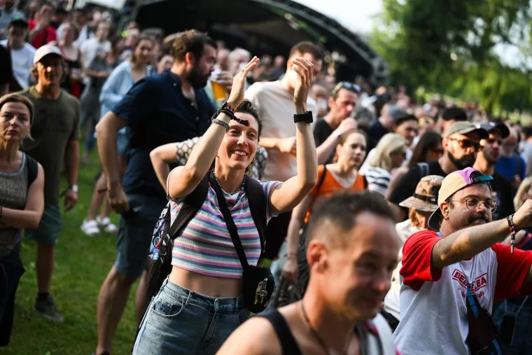Pogledajte kako je bilo na prvom danu INmusica: Zgodne djevojke, poljupci i grmljavinski pljusak