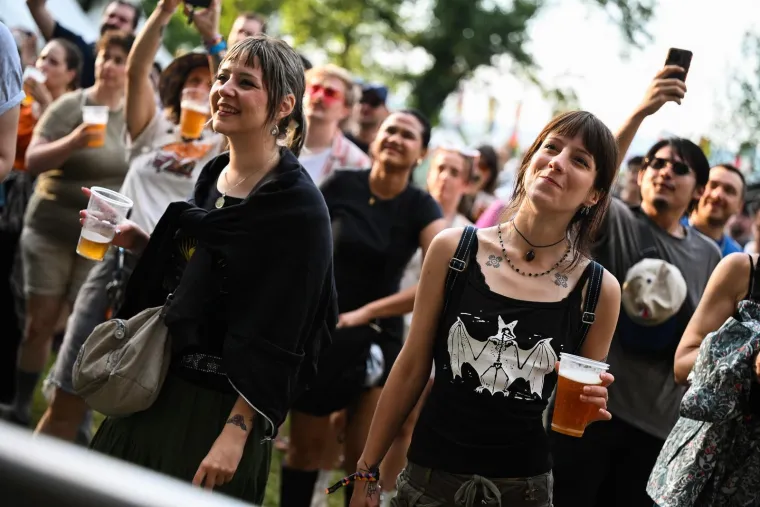 Pogledajte kako je bilo na prvom danu INmusica: Zgodne djevojke, poljupci i grmljavinski pljusak