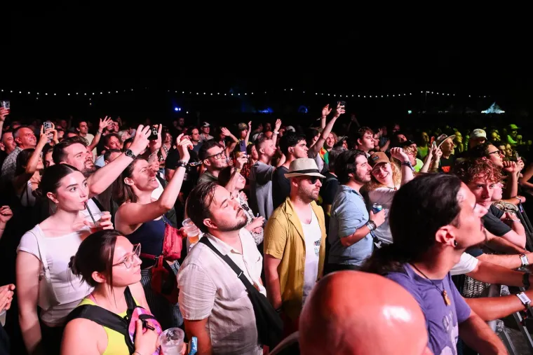 Pogledajte kako je bilo na prvom danu INmusica: Zgodne djevojke, poljupci i grmljavinski pljusak