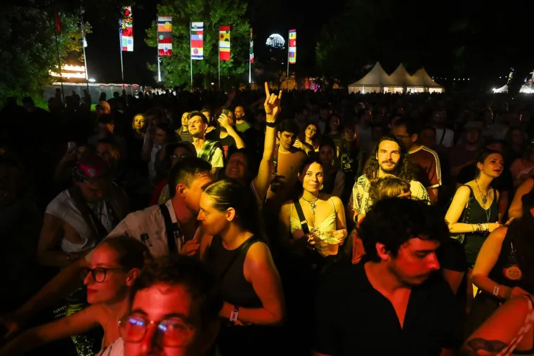 Pogledajte kako je bilo na prvom danu INmusica: Zgodne djevojke, poljupci i grmljavinski pljusak