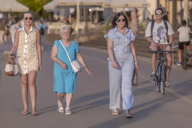 Vruć dan, jo&scaron; vruća promenada: Pogledajte kako su Osječanke provele slobodan ponedjeljak