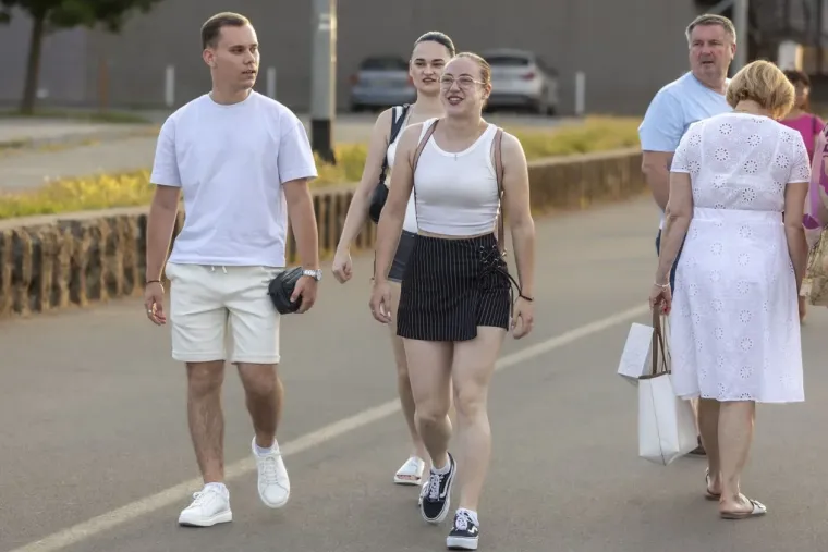 Vruć dan, jo&scaron; vruća promenada: Pogledajte kako su Osječanke provele slobodan ponedjeljak