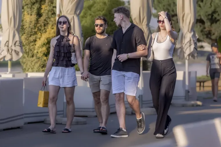 Vruć dan, jo&scaron; vruća promenada: Pogledajte kako su Osječanke provele slobodan ponedjeljak