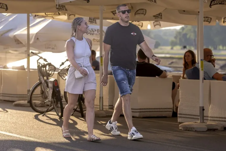 Vruć dan, jo&scaron; vruća promenada: Pogledajte kako su Osječanke provele slobodan ponedjeljak