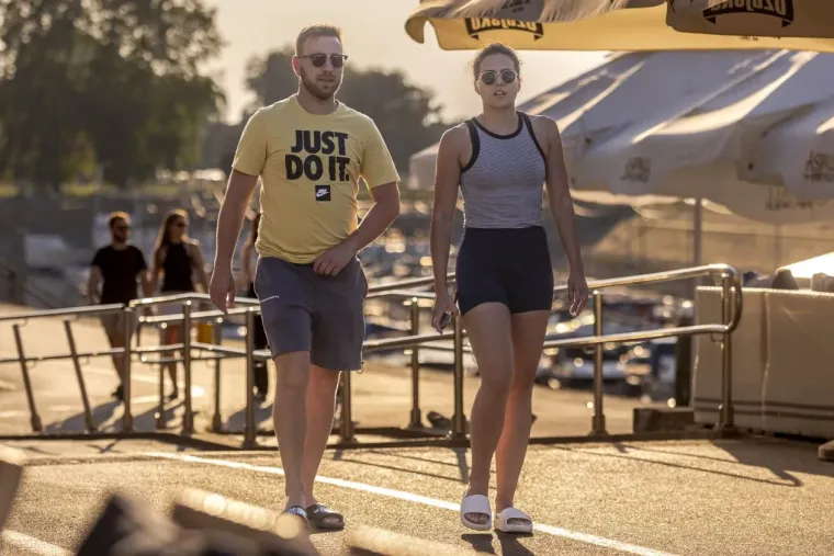 Vruć dan, jo&scaron; vruća promenada: Pogledajte kako su Osječanke provele slobodan ponedjeljak