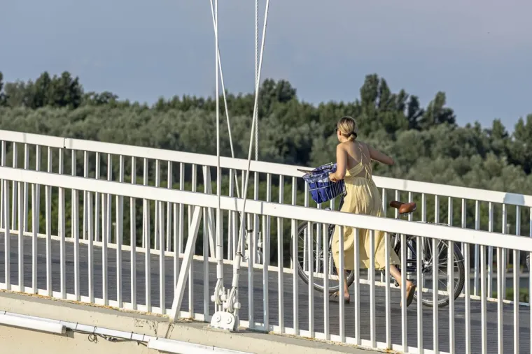 Vruć dan, jo&scaron; vruća promenada: Pogledajte kako su Osječanke provele slobodan ponedjeljak