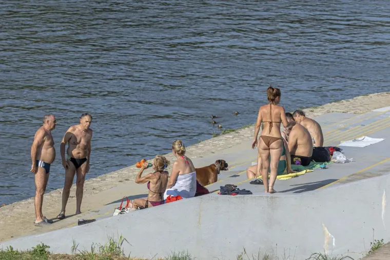 Vruć dan, jo&scaron; vruća promenada: Pogledajte kako su Osječanke provele slobodan ponedjeljak