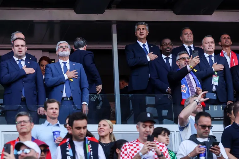 Premijer privukao pozornost: Pogledajte u čijem dru&scaron;tvu Plenković gleda utakmicu