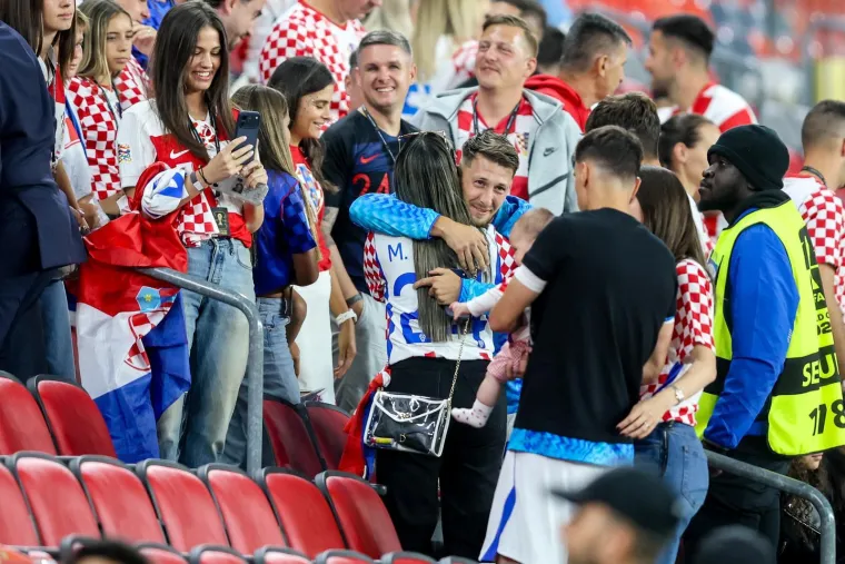 Pale su puse, zagrljaji i pokoja suza: Pogledajte kome su Vatreni prvo potrčali u zagrljaj