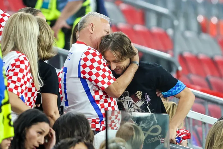 Pale su puse, zagrljaji i pokoja suza: Pogledajte kome su Vatreni prvo potrčali u zagrljaj
