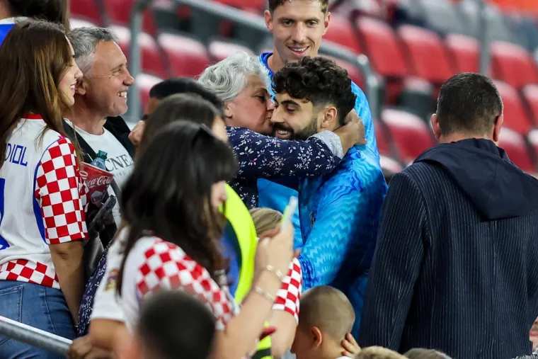 Pale su puse, zagrljaji i pokoja suza: Pogledajte kome su Vatreni prvo potrčali u zagrljaj